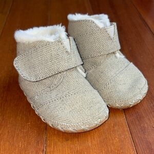Toms Cuna infant unisex gray fuzzy slip on booties shoes size 4